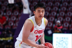 媒体人：对手有一样的体型甚至更高 王俊杰打得有点挣扎