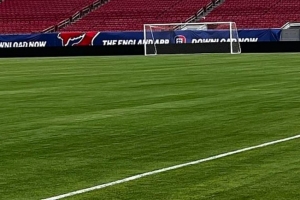 邮报：英格兰热身赛球场草皮仅铺设一周，各区域尚未完全融合