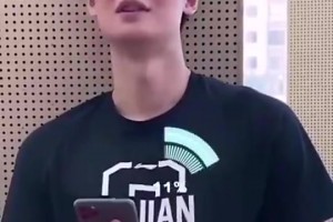 美女健身房偶遇大王：必须拍一张，王哲林213，猜我多高？视频封面